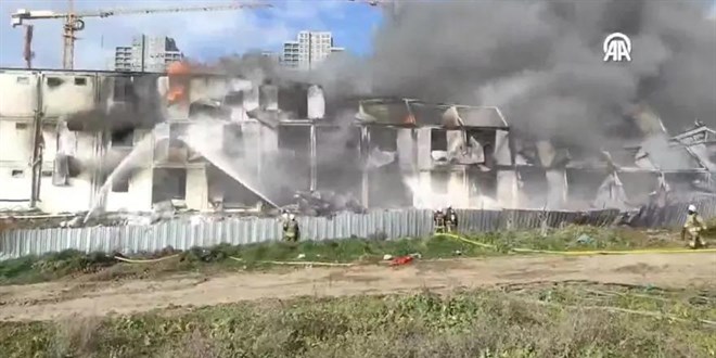 Esenyurt'ta i��i konteynerleri alev alev yan�yor - Son Dakika Haber