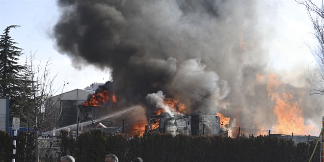 Ankara'da emniyete ait otoparkta ara� yang�n�. 6 t�r zarar g�rd� - Son Dakika Haber