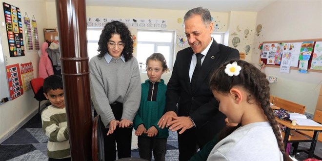 Tayini ��kan validen 4 ��rencili k�y okuluna veda ziyareti