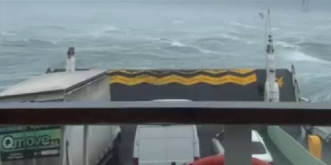 Y�zlerce yolcunun oldu�u arabal� feribot f�rt�nada s�r�klendi