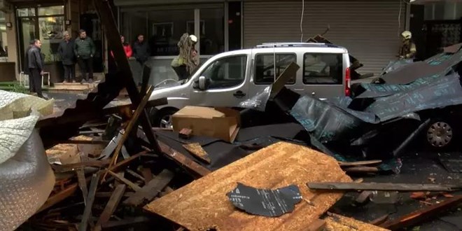 F�rt�na �stanbul'u vurdu: 45 a�a� devrildi, 89 �at� u�tu