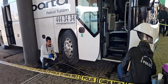 Yanl�� vitese al�nan otob�s, yedek �of�r ile muavine �arpt�: 1 �l�