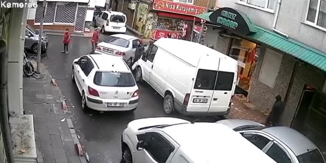 Y�rek �s�tan g�r�nt�: Minik eller ambulansa yol a�t�! - Son Dakika Haber