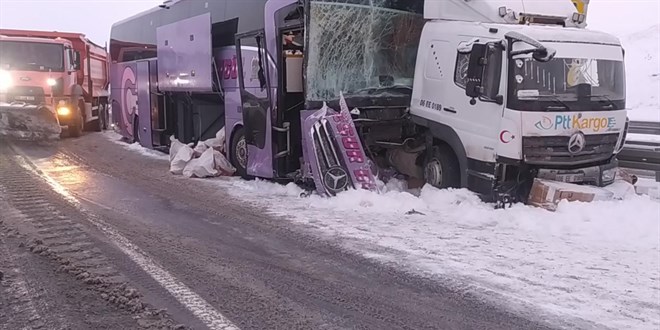 Kars'ta yolcu otob�s� kamyona �arpt�: 9 yaral� - Son Dakika Haber