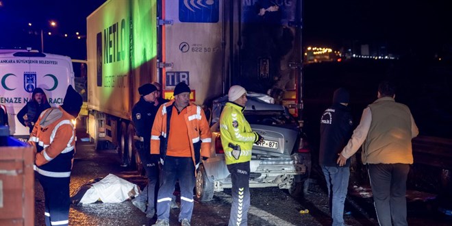 Ankara'da t�ra �arpan otomobilin s�r�c�s� hayat�n� kaybetti