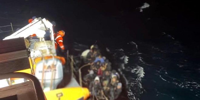 �zmir'de d�zensiz g��menleri ta��yan bot batt� - Son Dakika Haber