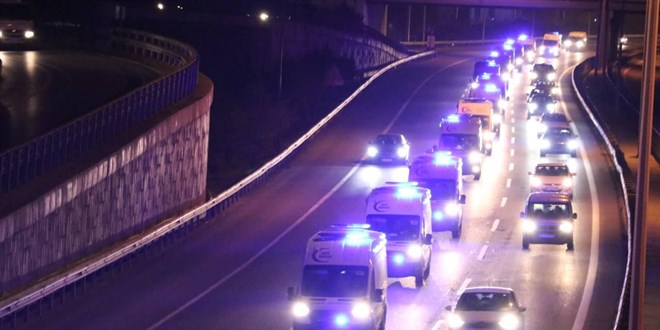 �stanbul'da r�zgarda k�pr�de ilerlemekte zorlanan motosiklet s�r�c�s�ne ambulans siper oldu