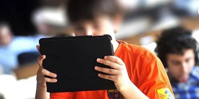 Televizyon seyrederken bile 'cep'le oynuyorlar