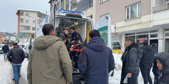Bitlis'te �zerine kar k�tlesi d��en kad�n yaraland�