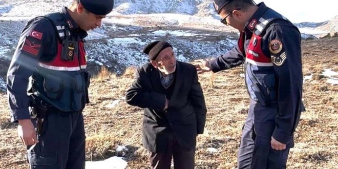 Jandarman�n buldu�u ya�l� adam 'ayaklar�m �amur' diyerek ekip arac�na binmek istemedi