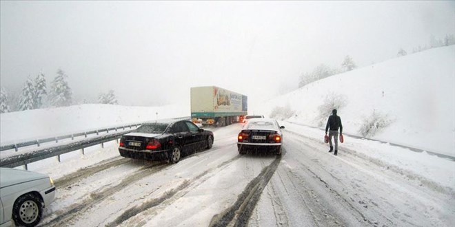 Kayseri-Kahramanmara� kara yolu kar ya���� nedeniyle a��r ta��t trafi�ine kapat�ld� - Son Dakika Haber