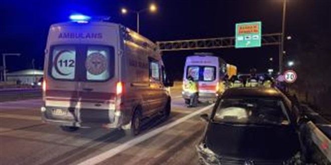 Ters y�nde ilerleyen otomobil bariyere �arpt� - Son Dakika Haber