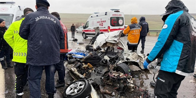 Otob�s otomobili ka��t gibi ezdi: �l� ve yaral� var - Son Dakika Haber