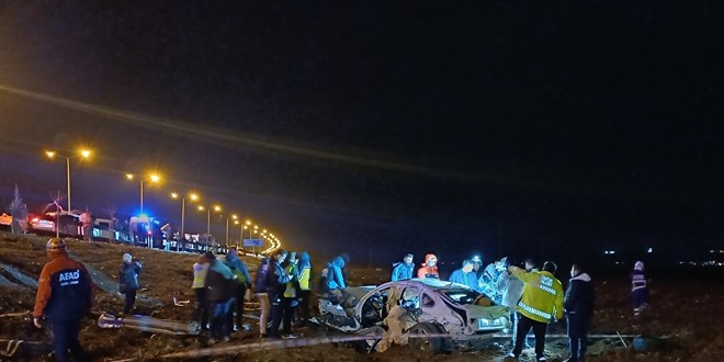 Batman'da iki otomobilin �arp��t��� kazada 3 ki�i �ld� - Son Dakika Haber
