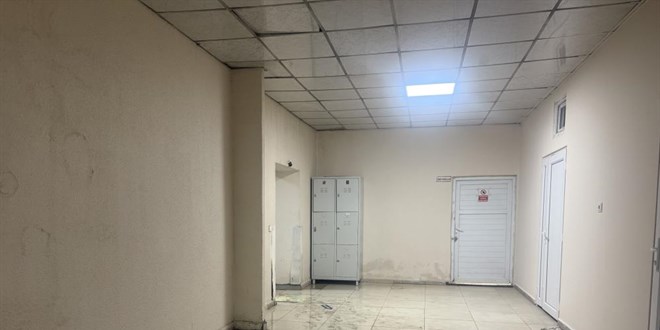 Tavan�ndan sular akan hastanede koridorlar �amurla kapland�