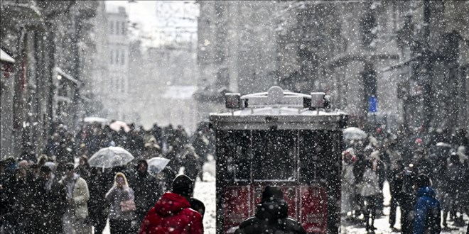 �stanbul'da baz� il�elerde kar ya���� aral�klarla devam ediyor