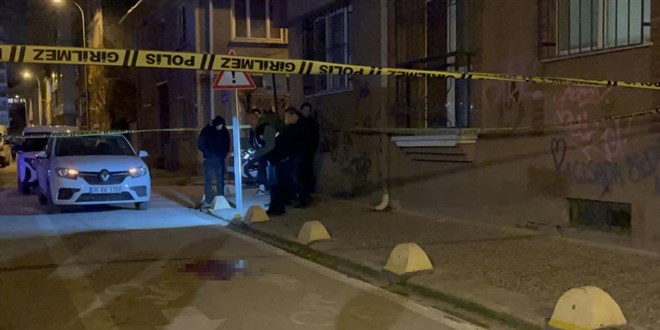 'K�z' kavgas� kanl� bitti: 4 yerinden b��aklanan gen� a��r yaraland�