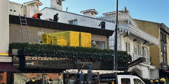 Bebek Sahili'nde y�k�m s�r�yor. Pastanedeki ka�ak eklenti y�k�ld�