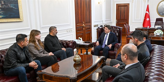 Adalet Bakan� Tun�, Rojin Kabai�'in ailesiyle g�r��t� - Son Dakika Haber