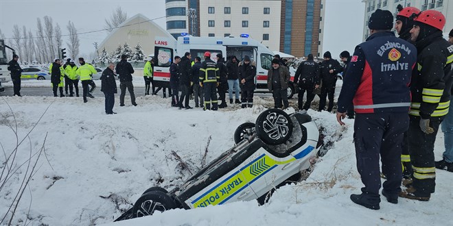Erzincan'da polis arac�n�n devrilmesi sonucu 2 memur yaraland� - Son Dakika Haber