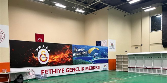 Kupada tesis krizi: Galatasarayl� futbolcular spor salonunda giyindi