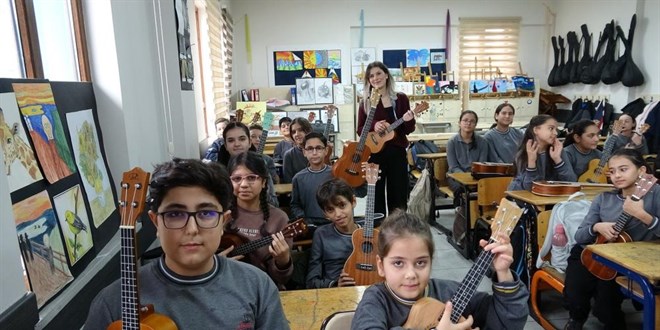 Bu s�n�fta t�m ��renciler enstr�man �al�yor