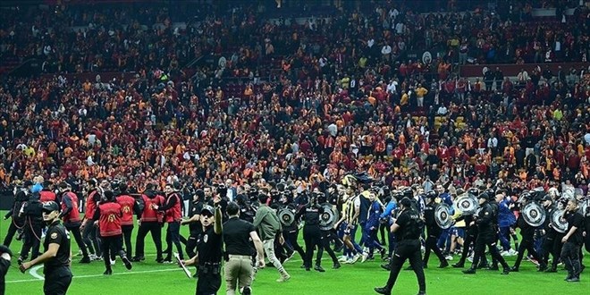 Olayl� derbinin faturas� kesildi: Mert Hakan ve Oosterwolde'ye hapis!