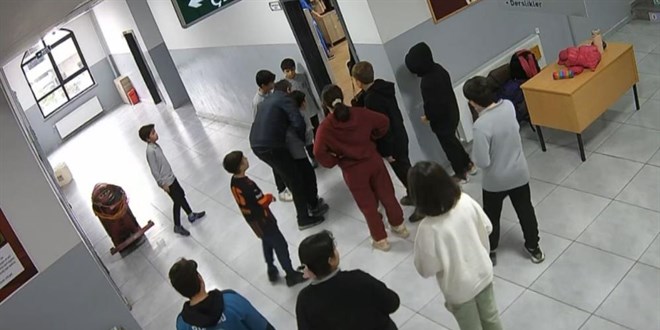 Nefes borusuna ekmek ka�an ��rencisini heimlich manevras�yla kurtard� - Son Dakika Haber