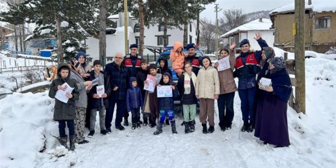 Okula gidemeyen 9 ��renciye karnelerini jandarma ekipleri ula�t�rd� - Son Dakika Haber