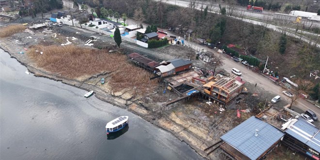 Sakarya'da Sapanca G�l� k�y�s�ndaki ka�ak yap�la�maya kar�� y�k�m karar� al�nd�.