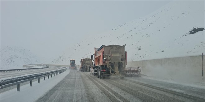 Erzincan-Sivas kara yolu ula��ma kapand� - Son Dakika Haber