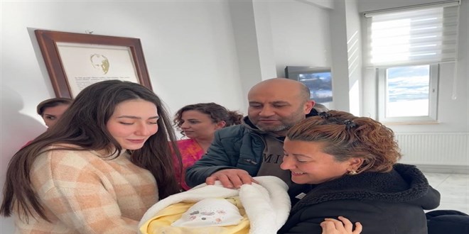 'Ge�ici Koruyucu Aile' modelinin 100'�nc� bebe�i Ege Berk, ailesiyle bulu�tu - Son Dakika Haber
