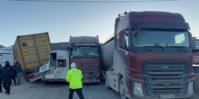 Hatay'da 11 ara� birbirine girdi: 11 yaral�