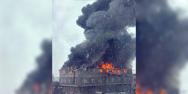 �stanbul'da fabrika yang�n�: G�ky�z� siyaha b�r�nd�