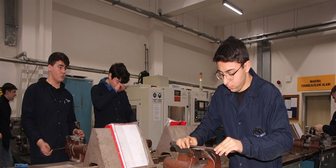 Okul de�il fabrika gibi: Samsunlu ��renciler �reterek kazand�