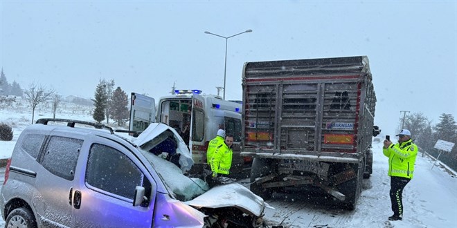 Hafif ticari ara�, park halindeki kamyona �arpt�: 2 �ld� - Son Dakika Haber