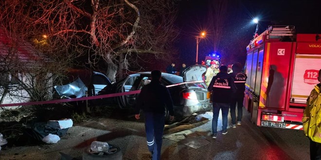 Bursa'da otomobil a�aca �arpt�: 2 ki�i �ld�, 2 ki�i yaraland�