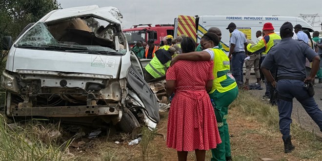 G�ney Afrika'da servis ile kamyon �arp��t�: 14 ��renci �ld�