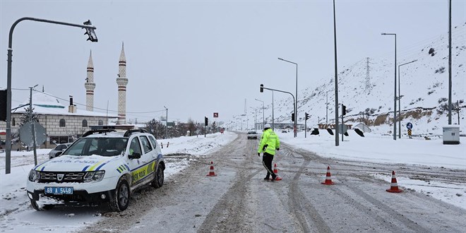 Yo�un kar sonras� ��� d��t�, Bayburt-Erzurum yolu kapand�
