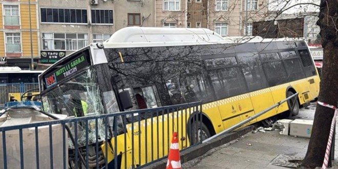 Kontrol�n� kaybeden �ETT s�r�c�s� otoparka dald�