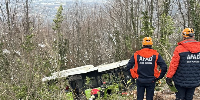 Kocaeli'de belediye otob�s� �arampole devrildi: 39 yaral�