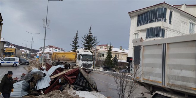 Samsun'da kuvvetli r�zgar okul �at�s�n� yola u�urdu