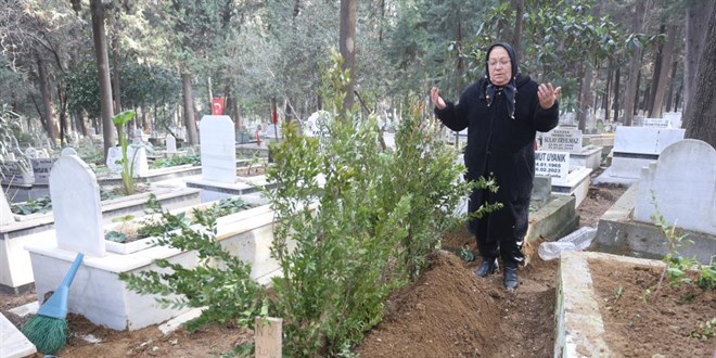 Depremden bu yana kay�p olan k�z karde�inin mezar�n�, kimsesizler mezarl���nda buldu - Son Dakika Haber