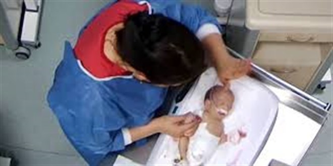 Kuv�zdeki bebe�e �iddet uygulayan hem�ire hakk�nda tutuklama karar�