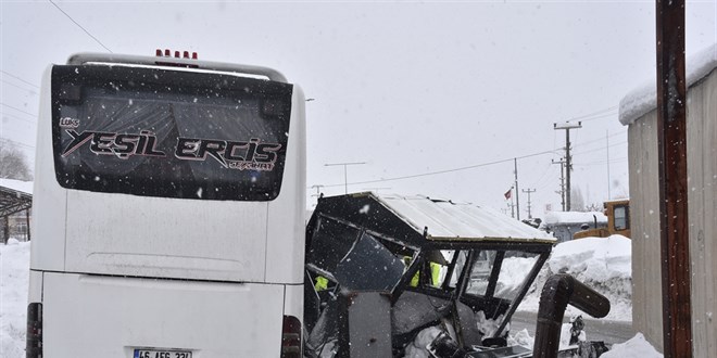 Yolcu otob�s� kontrol noktas�ndaki kul�beye �arpt�: 4 polis yaral� - Son Dakika Haber