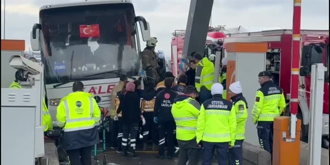 �stanbul'da yolcu otob�s�n�n �arpt��� otomobildeki 2 ki�i �ld� - Son Dakika Haber