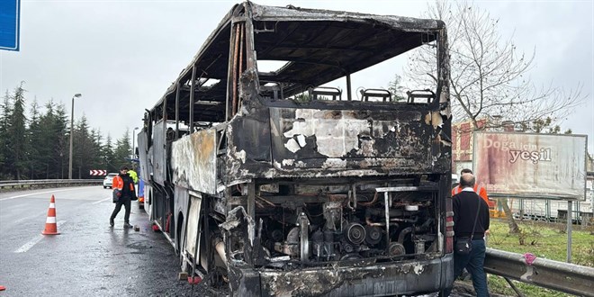 Anadolu Otoyolu'nda yolcu otob�s� alevlere teslim oldu