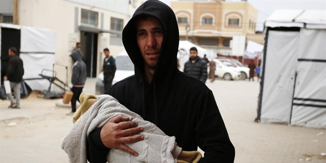 Gazze'de insanl�k donuyor: 10 �ocuk so�uktan can verdi