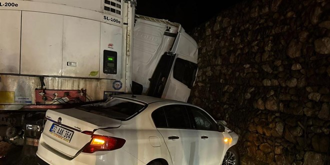 Burdur'da t�r ve 2 otomobilin kar��t��� kazada 1 ki�i �ld�, 7 ki�i yaraland� - Son Dakika Haber