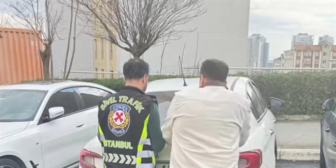 Trafikte ara� cam�n� k�ran sald�rgan s�r�c� g�zalt�na al�nd�